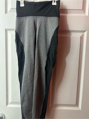 Lululemon gray and black color-blocked leggings size 4